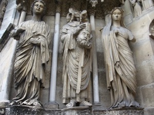 Párizsi Szent Dénes szobra a reimsi székesegyházban (Franciaország)